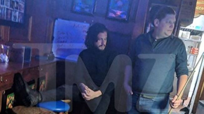 Kit Harington mbauk di sebua bar di New York, Amerika Serikat. (Instagram)