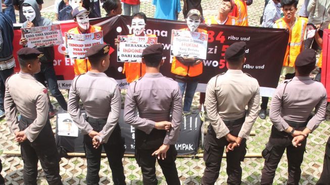 Meminta KPK untuk menyelesaikan kasus korupsi e-KTP.