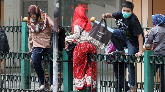 Jauhnya akses pintu keluar Stasiun Cikini.