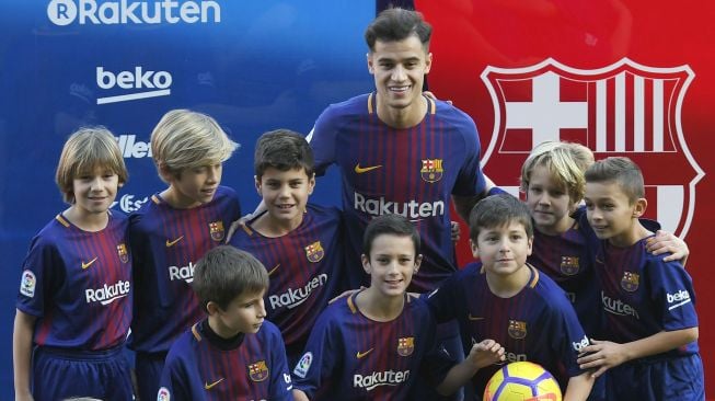 Philippe Coutinho diperkenalkan kepada publik Camp Nou, Senin (8/1/2018) [AFP]