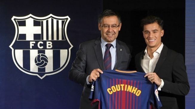 Philippe Coutinho resmi menjadi pemain Barcelona usai meneken kontrak bersama presiden klub, Josep Maria Bartomeu [AFP]