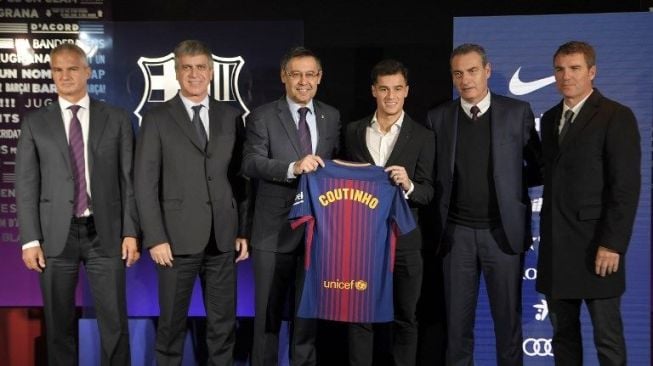 Philippe Coutinho resmi menjadi pemain Barcelona usai meneken kontrak bersama presiden klub, Josep Maria Bartomeu [AFP]