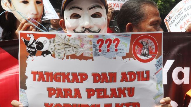 Sejumlah massa melakukan aksi di depan gedung KPK, Jakarta, Senin (8/1). 