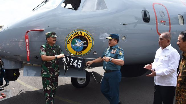 Panglima TNI Marsekal Hadi Tjahjanto bersama Menhan RI Jenderal TNI (Purn) Ryamizard Ryacudu, KSAD Jenderal TNI Mulyono dan  KSALl Laksamana TNI Ade Supandi menghadiri acara serah terima Alutsista TNI di Hanggar Fixed Wing PTDI di Bandung, Jawa Barat, Selasa (9/1).