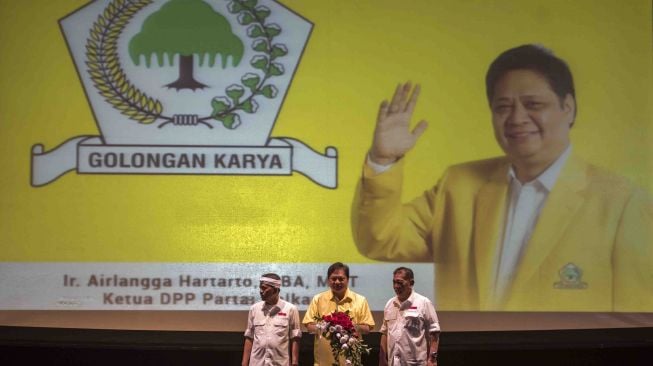 Ketua Umum Partai Golkar Airlangga Hartarto (tengah) mendeklarasikan Calon Gubernur Jawa Barat Deddy Mizwar (kanan) dan calon Wakil Gubernur Jawa Barat Dedi Mulyadi (kiri) di Sasana Budaya Ganesha (Sabuga), Bandung, Jawa Barat, Selasa (9/1).