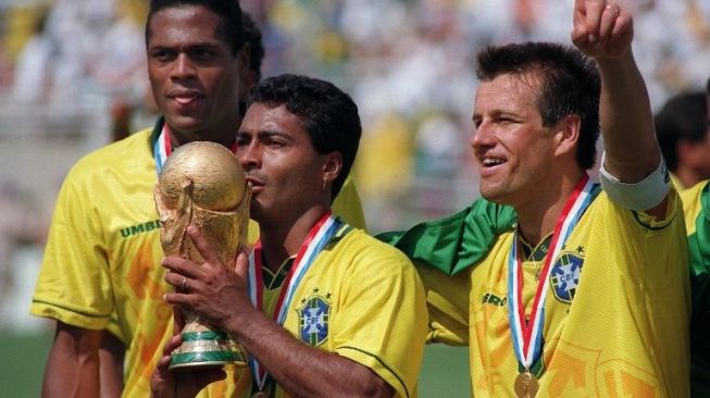 Romario mengangkat trofi Piala Dunia 1994 [AFP]