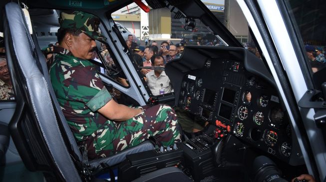 Panglima TNI Marsekal Hadi Tjahjanto mencoba sistem navigasi saat acara serah terima Alutsista TNI di Hanggar Fixed Wing PTDI di Bandung, Jawa Barat, Selasa (9/1).