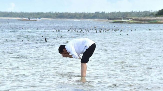 Kala Jokowi Membasuh Muka Pakai Air Laut Pulau Rote