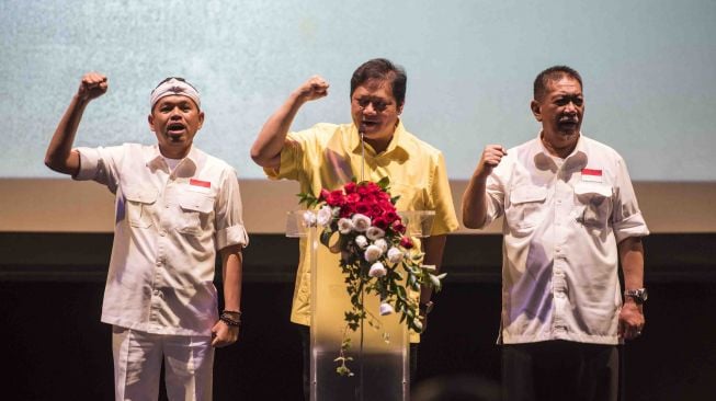 Ketua Umum Partai Golkar Airlangga Hartarto (tengah) mendeklarasikan Calon Gubernur Jawa Barat Deddy Mizwar (kanan) dan calon Wakil Gubernur Jawa Barat Dedi Mulyadi (kiri) di Sasana Budaya Ganesha (Sabuga), Bandung, Jawa Barat, Selasa (9/1).