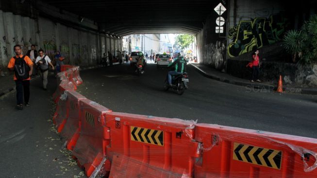 Kendaraan melintas di kawasan Stasiun Sudirman, Jakarta, Selasa (9/1). 