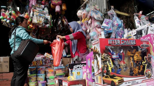 Puluhan kios pedagang mainan di Pasar Gembrong, Jakarta, Selasa (9/1). 