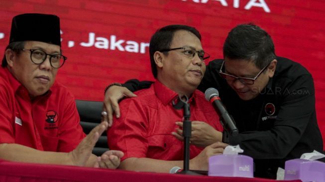 Sekjen PDIP Hasto Kristiyanto didampingi pengurus partai memberikan keterangan pers terkait nama calon Wakil Gubernur Jawa Timur pengganti Abdullah Azwar Anas di DPP PDIP, Jakarta, Selasa (9/1).