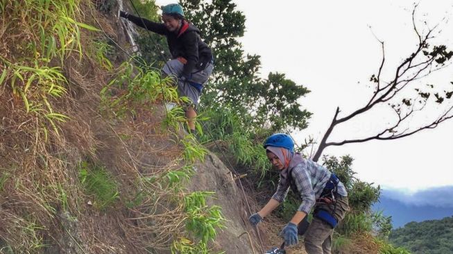 Memanjat Via ferrata bukanlah hal mudah, apalagi bagi mereka yang tidak terbiasa dengan ketinggian. Kita harus memiliki fokus yang sangat tinggi merayapi satu persatu tangga besi menuju Skylodge. (Suara.com)