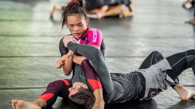 Suasana latihan petarung mixed martial arts (MMA) asal Singapura, Tiffany Teo. [Dok. ONE Championship]