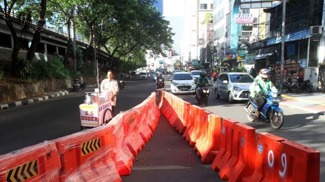 Kendaraan melintas di kawasan Stasiun Sudirman, Jakarta, Selasa (9/1). 