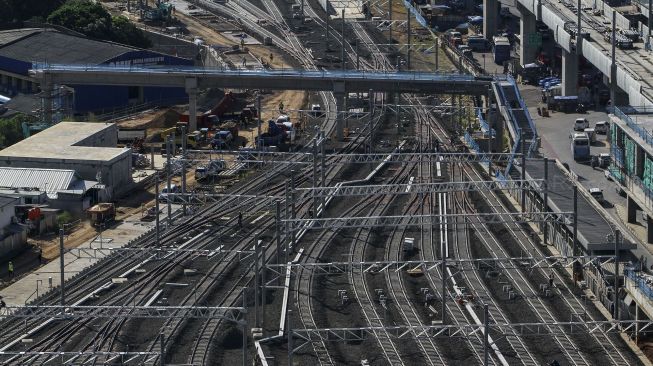 Pekerja menyelesaikan proyek pembangunan Mass Rapid Transit (MRT) Fase I Lebak Bulus, Jakarta, Selasa (9/1). 