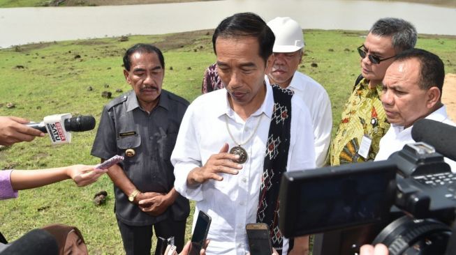 Bagikan Ribuan KIP di NTT, Jokowi:  Jangan Buat Beli Pulsa