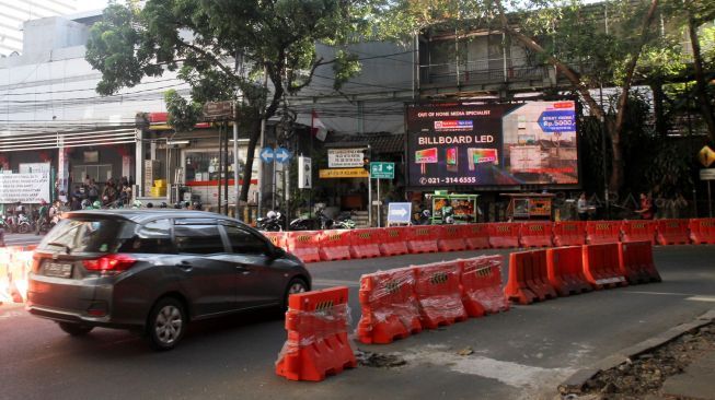 Kendaraan melintas di kawasan Stasiun Sudirman, Jakarta, Selasa (9/1). 