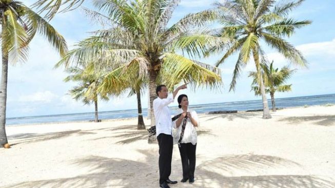 Presiden Joko Widodo dan Ibu Negara Iriana sempat menyinggahi Pantai Nemberala, saat melakukan kunjungan kerja ke Kabupaten Rote Ndao, Nusa Tenggara Timur, Selasa (9/1/2018). [Biro Setpres]