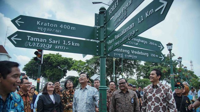 Gubernur DIY Sri Sultan HB X (tengah) meninjau jalur pedestrian Titik Nol Kilometer di sela-sela peresmian toilet bawah tanah dan kawasan Titik Nol Kilometer, di Yogyakarta, Selasa (9/1). 