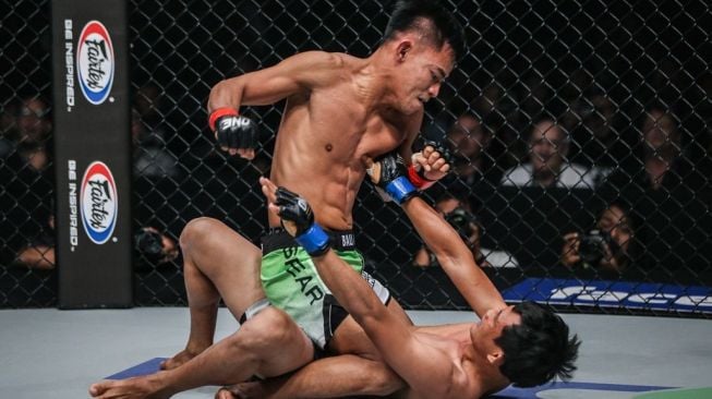 Aksi Stefer Rahardian, petarung MMA berbakat asal Indonesia. [Dok. ONE Championship]