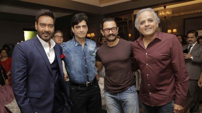 Ajay Devgn (kiri) bersama sutradara Indra Kumar dan Aamir Khan. (Twitter Ajay Devgn)