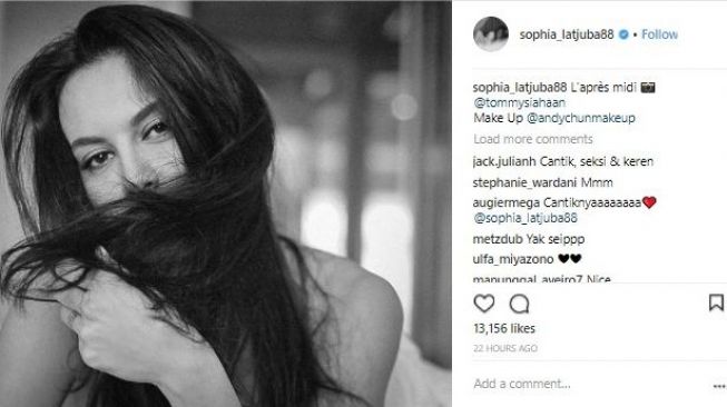 Sophia Latjuba seperti tak berbusana. [Instagram]