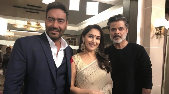 Madhuri Dixit diapit Ajay Devgn dan Anil Kapoor. Ketiganya akan membintangi film Total Dhamaal. (Twitter Madhuri Dixit)