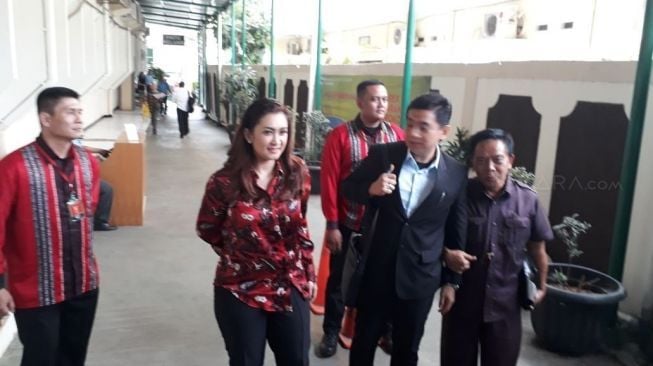 Nafa Urbach di Pengadilan Negeri Jakarta Selatan, Rabu (10/1/2017). [suara.com/Wahyu]