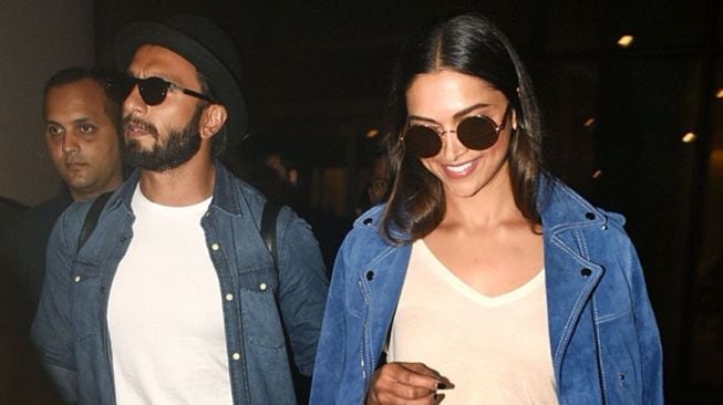 Ranveer Singh dan Deepika Padukone saat di Bandara Mumbai, usai pulang berlibur tahun baru. (Yogen Shah)