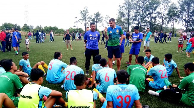 Pelatih Bhayangkara FC Simon McMenemy sedang memberikan arahan kepada anak asuhannya. [Suara.com/Adie Presetyo]