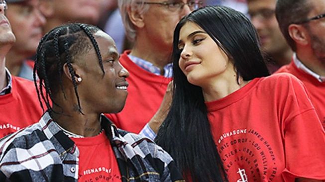 Kylie Jenner dan Travis Scott (Hello Magazine)