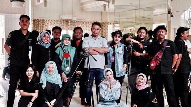 Vicky Prasetyo dan Angel Lelga bersama kru sebuah stasiun televisi. (Instagram)