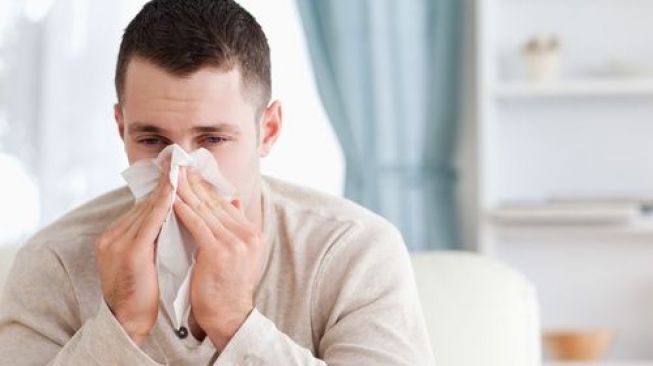 Lelaki sedang menderita influenza atau flu. (Shutterstock)