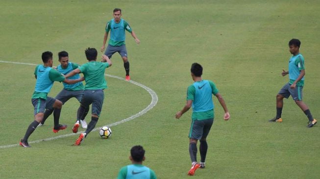 Pemain timnas Indonesia berlatih di Lapangan ABC Senayan, Jakarta, Jumat (12/1). 