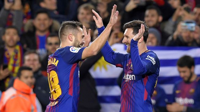 Bintang Barcelona Lionel Messi (kanan) merayakan golnya ke gawang Celta Vigo dengan Jordi Alba. LLUIS GENE / AFP