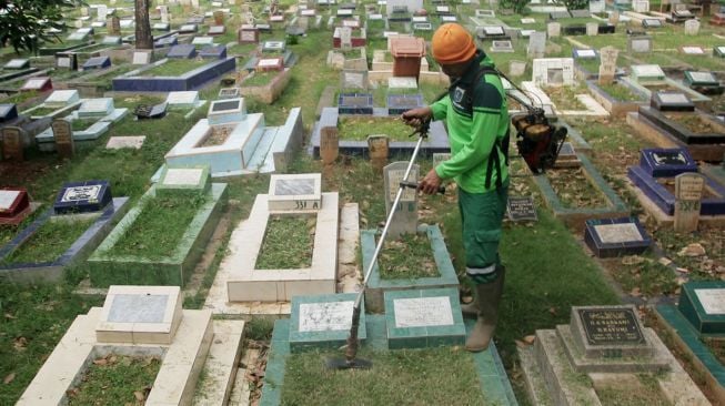 Suasana makam di TPU Menteng Pulo, Jakarta, Sabtu (13/1).