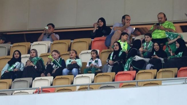 Sejumlah perempuan Arab Saudi tampak tengah menonton pertandingan sepakbola di King Abdullah Sports City, Jeddah, Jumat (12/1/2018), yang mempertemukan klub Al-Ahli melawan Al-Batin. [AFP]