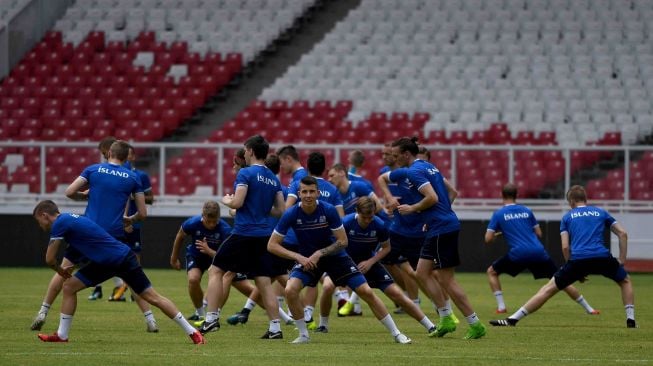 Para pemain Timnas Islandia melakukan pemanasan saat sesi latihan di Stadion Utama Gelora Bung Karno, Jakarta, Sabtu (13/1).