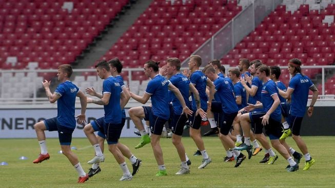 Para pemain Timnas Islandia melakukan pemanasan saat sesi latihan di Stadion Utama Gelora Bung Karno, Jakarta, Sabtu (13/1).