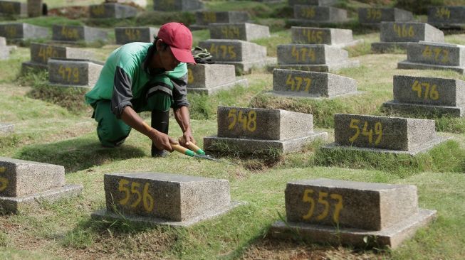 Suasana makam di TPU Menteng Pulo, Jakarta, Sabtu (13/1).