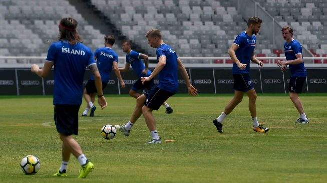 Para pemain Timnas Islandia melakukan pemanasan saat sesi latihan di Stadion Utama Gelora Bung Karno, Jakarta, Sabtu (13/1).