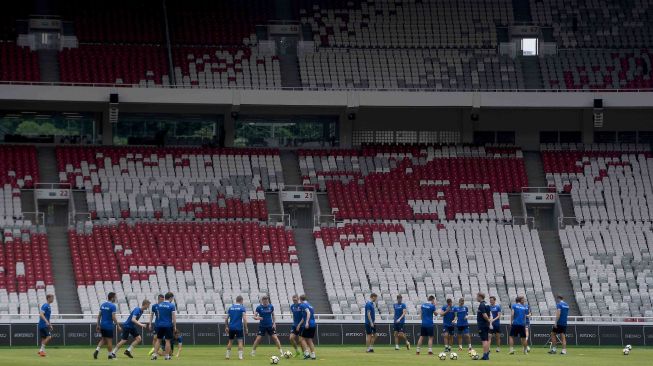 Para pemain Timnas Islandia melakukan pemanasan saat sesi latihan di Stadion Utama Gelora Bung Karno, Jakarta, Sabtu (13/1).