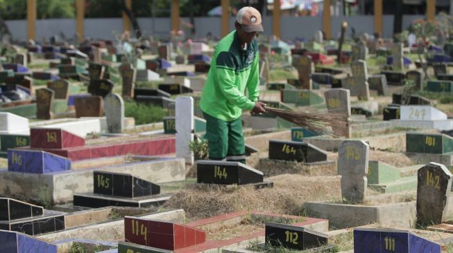 Suasana makam di TPU Menteng Pulo, Jakarta, Sabtu (13/1).