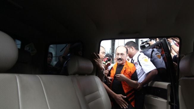 Tersangka Pengacara Fredrich Yunadi digiring ke mobil tahanan,usai menjalani pemeriksaan selama kurang lebih 10 jam, di gedung Komisi Pemberantasan Korupsi (KPK), Jakarta, Sabtu (13/1).