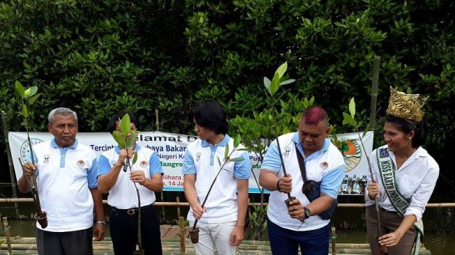 Jefri Nichol di acara tanam pohon mangrove. (Risna Halidi/Suara.com)