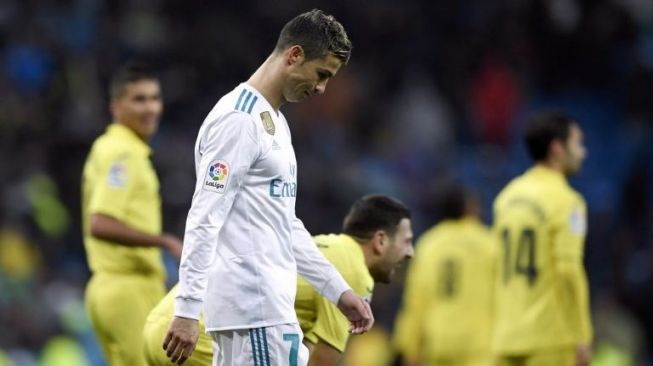 Pemain Real Madrid Cristiano Ronaldo tertunduk lesu usai Villarreal mencetak gol [AFP]