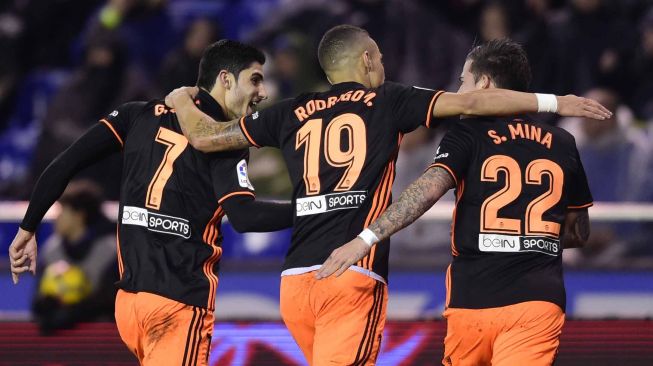 Pemain Valencia Goncalo Guedes (kiri) merayakan golnya dengan rekan setimnya. MIGUEL RIOPA / AFP