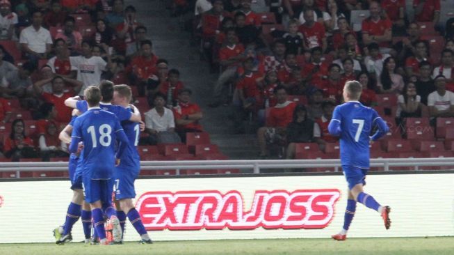 Timnas Indonesia yang dilatih Luis Milla saat melawan Islandia di Gelora Bung Karno, (14/1). (Suara.com/Oke Atmaja)