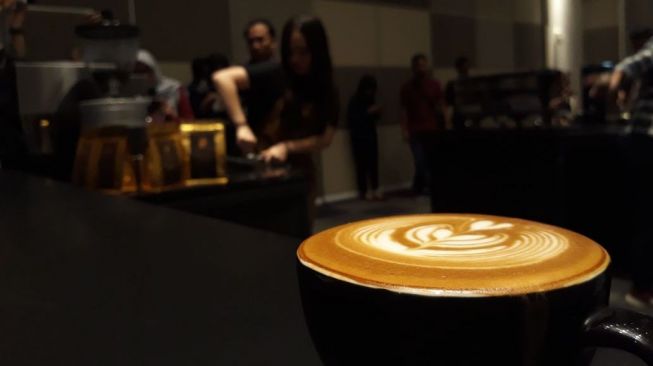 Jorok Tapi Bikin Kagum, Lelaki Ini Bikin Latte Art Langsung di Dalam Mulut